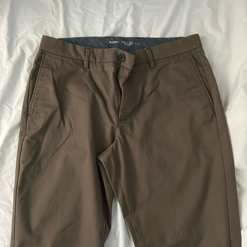 Old Navy men’s straight built-in flex jeans. Colour khaki size 34/34.